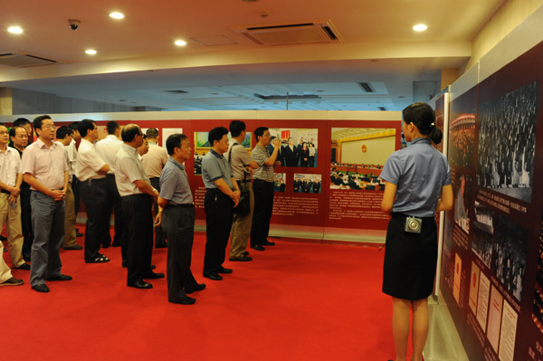 K8凯发天生赢家一触即发剧情